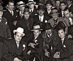 Die historische Mafia verlangte etwa fünf Prozent des Umsatzes für ihren Schutz. Und tatsächlich bestand in der Regel ein gewisser Schutz, weil es kaum jemand gewagt hat, ein Geschäft anzugreifen, welches unter dem Schutz der Mafia steht.

Der Staat dagegen nimmt 70 Prozent und