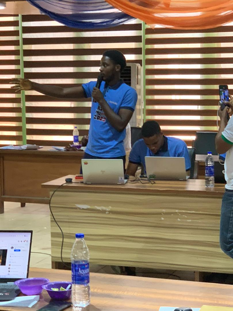 KalDTechTitan's tweet photo. Day 84 of my #100DaysOfCode(4):
-Had fun pitching at a hackathon hosted by deepfundAI.
-I didn't qualify as a winner tho(after pitching). But I'm pretty proud of what I built.
-The problem I tried solving was in health.
- My application has 3 major features.
I'll list them below: https://t.co/UhBeiBcLDp