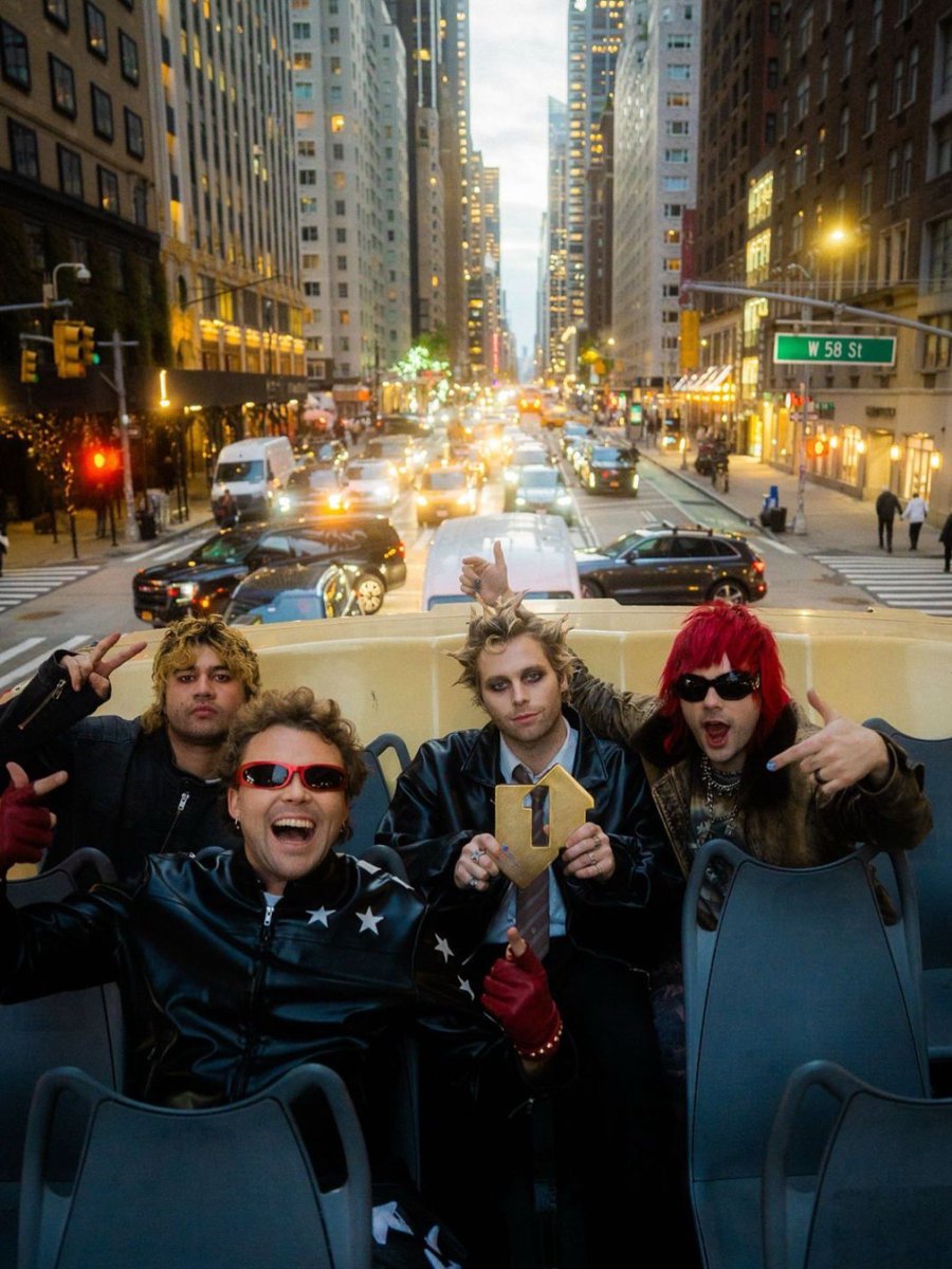 5SOST0URUPDATES's tweet image. EVERYONE’S A STAR is officially Number 1 in the UK!