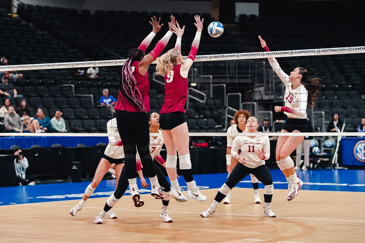 RazorbackVB's tweet image. S2 | Sooners hold a narrow 15-14 lead as we head to the media break.