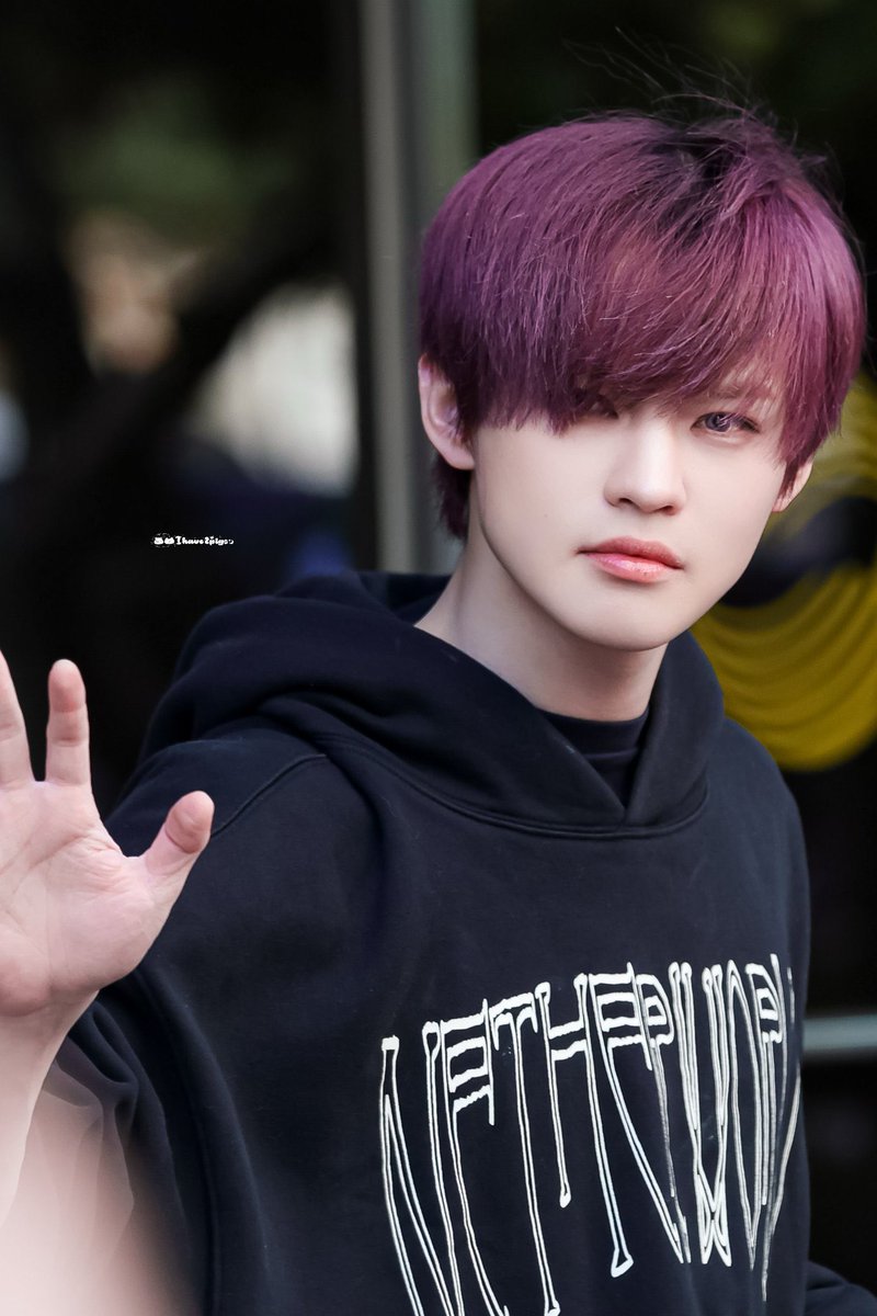 those emo boys with their emo hair and their emo clothes😍