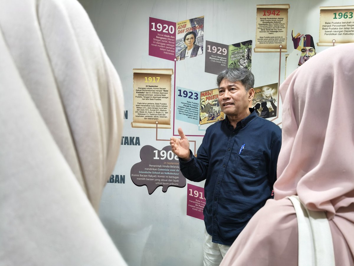 Niel_simatupang's tweet photo. Abis bedah buku, diajak tur keliling Balai Pustaka yg dipandu langsung sama Pak Fachrodji, Dirut Balai Pustaka https://t.co/9Rm1svnXcC