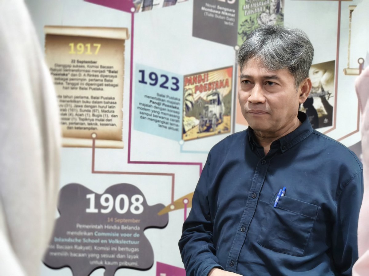 Niel_simatupang's tweet photo. Abis bedah buku, diajak tur keliling Balai Pustaka yg dipandu langsung sama Pak Fachrodji, Dirut Balai Pustaka https://t.co/9Rm1svnXcC