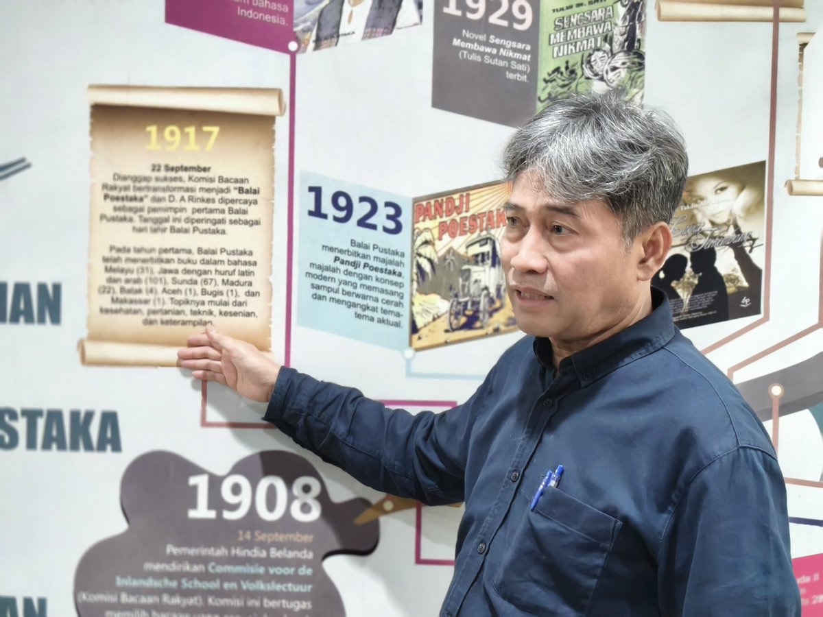 Niel_simatupang's tweet photo. Abis bedah buku, diajak tur keliling Balai Pustaka yg dipandu langsung sama Pak Fachrodji, Dirut Balai Pustaka https://t.co/9Rm1svnXcC