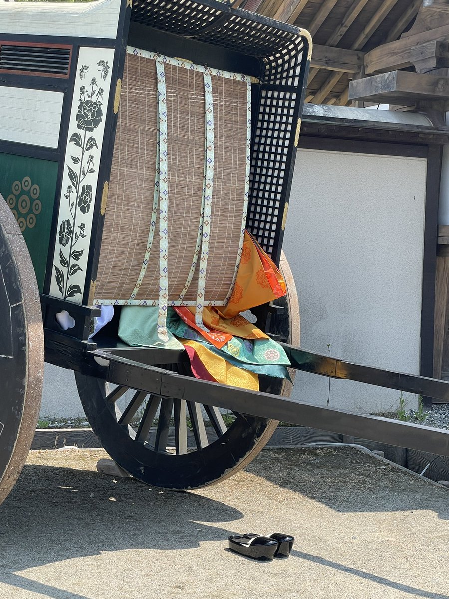 jyoukouin's tweet image. たぶん私の発見なんだよねシリーズ

『あたらしい平安文化の教科書』のコラムに書いたのですが、平安時代の牛車からの「打出だし」（ここでは下簾省いてます）
なぜ、袖が横からはみ出るのか、は《もともと》は実用的な理由からだったというのは私の発見だと思います。
実践はほんとに大事なのです。
