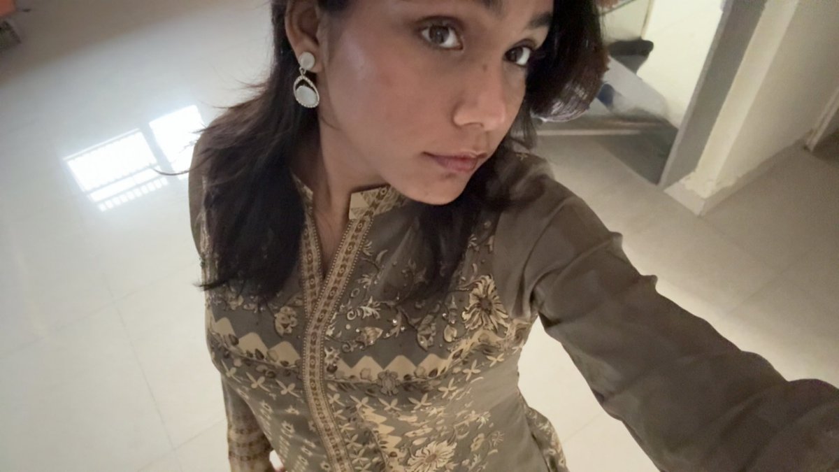 _shavashava_'s tweet image. Guys I am 20 now , so these 22+ guys should start hitting on me