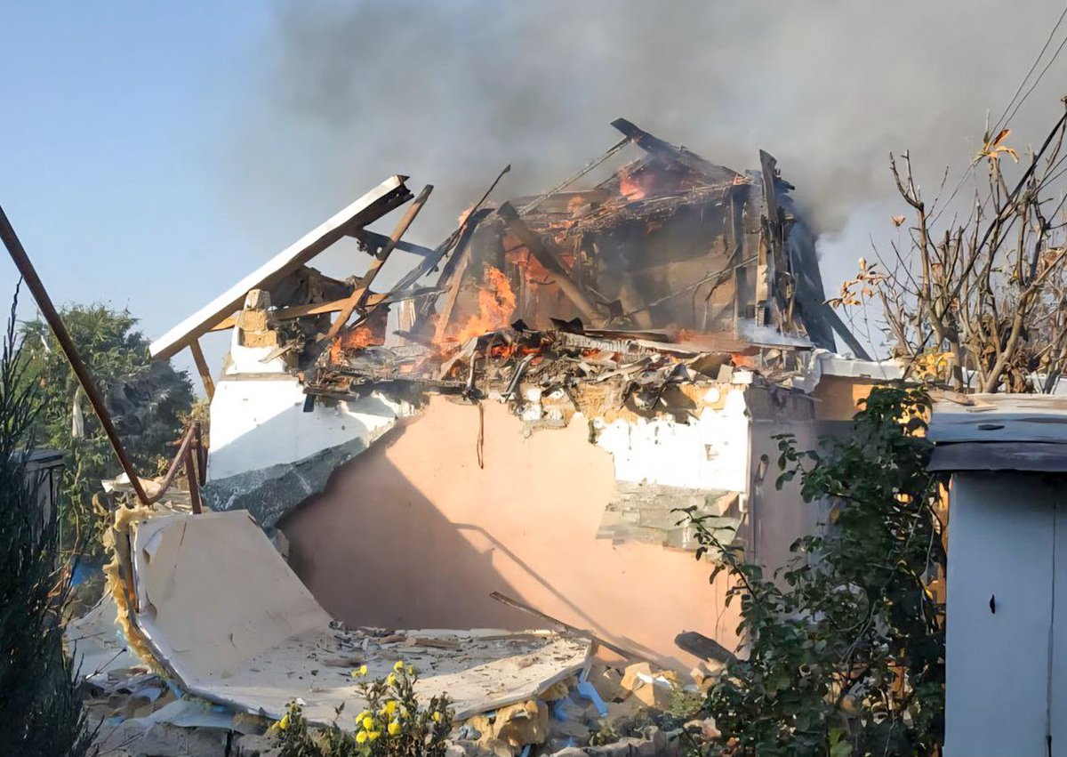 Nikopolgram's tweet image. Throughout the day, ‘peace-loving’ russians kept terrorizing Nikopol with drones and artillery, ‘peacefully’ killing two men (66, 64).

5 people were injured, two hospitalized.

A farm caught fire; tons of onions destroyed, dozen of houses destroyed/damaged.