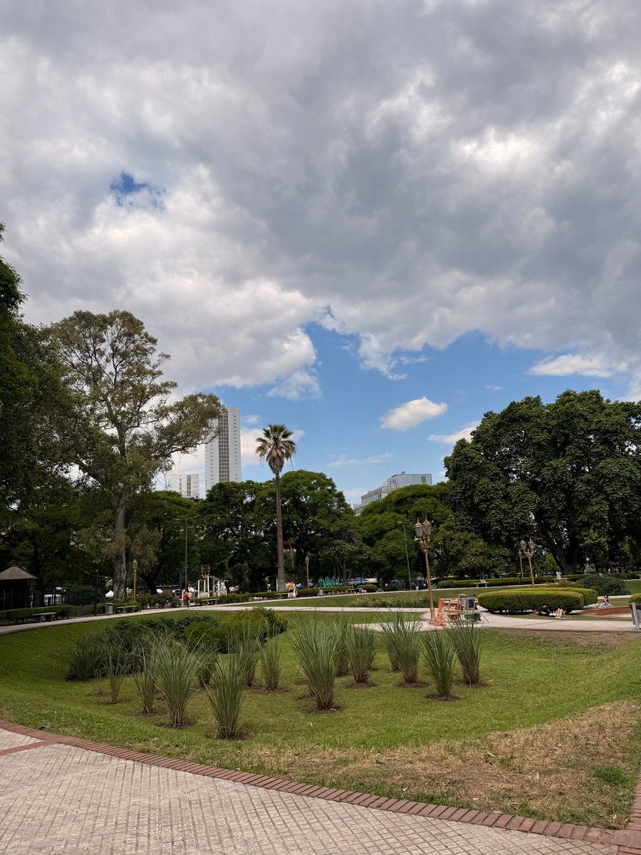 Una de mis cosas preferidas de Buenos Aires es la cantidad de parques que hay por todas partes

Es algo que siempre extraño cuando vuelvo a Asunción

Los parques son absolutamente necesarios si queremos construir ciudades para familias

Y por supuesto la zona alrededor tiene que