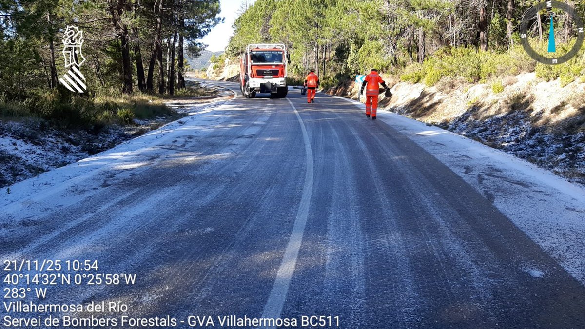 GVAbforestals's tweet photo. ❄️Durante la mañana varias carreteras del interior norte de Castellón se han visto afectadas por placas de hielo.

🧑‍🚒Nuestras unidades de bomberos forestales han acudido a revisar el estado de las carreteras y a esparcir sal.

📷La unidad de Vistabella trabajando en la CV-175 https://t.co/XbBmA9yqbI