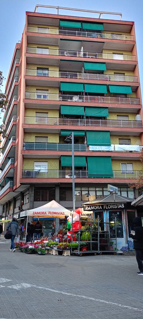 JoseLuisSTAP's tweet image. Aquest edifici de Sant Andreu a Meridiana, 374, exemplifica el drama de l&apos;habitatge a Barcelona

Es permet al fons d&apos;inversió CARTAÑA ASSESSORS INMOBILIARIS a no renovar els contractes de lloguer per a poder fer habitatges de temporada i especular amb un bé de primera necessitat