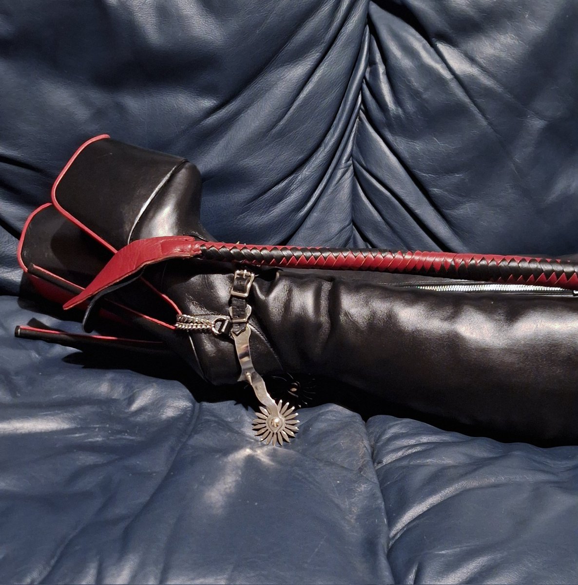 LeatherVikki's tweet image. Do you agree that colour co-ordination is very important?
❤️🖤