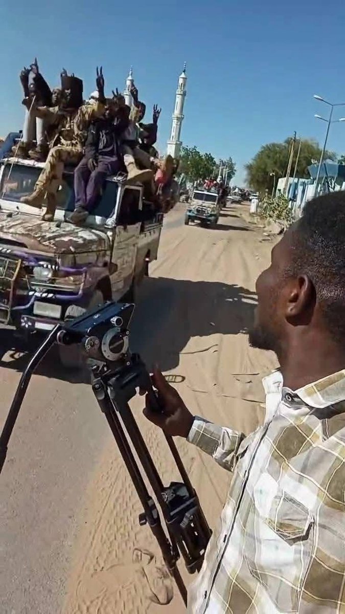 و يستمر جلب المليشيا لكمية من الشباب و الاهالى المجاورين لمحلية الفاشر للتمثيل بعودة الحياة و المواطن للمدينة و استقرارها كما اطلقو مبادرة اسمها الفاشر تتعافى بواسطة شباب الكومة و الضعين
كل هذا لإخفاء الجرائم و الانتهاكات التى ارتكبتها خلال سقوط المدينة