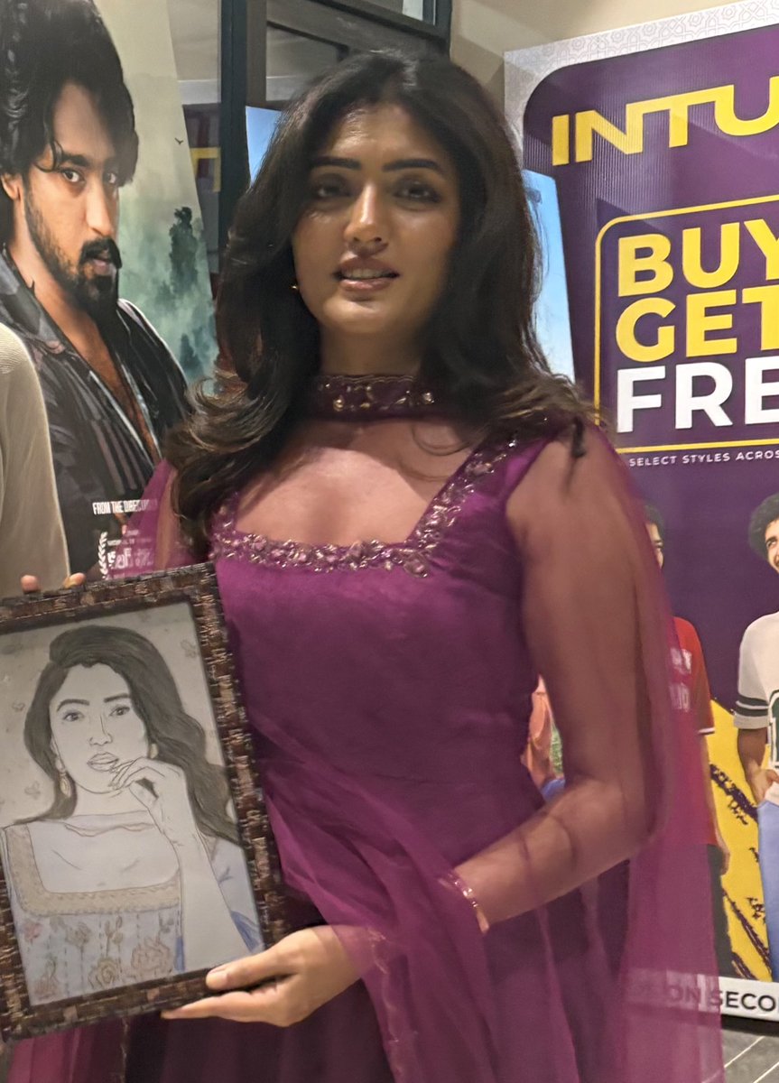 Eshvishaloff's tweet image. ரசிகனை ரசிக்கும் நடிகை #EeshaRebba

@YoursEesha 🙏❤️