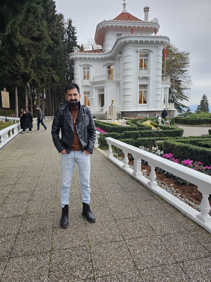 Bazı yerler vardır… Zamanı durdurur.
Sadece bir bina değil; bir milletin yeniden doğduğu, bir liderin nefesiyle hayat bulduğu yerler… Atatürk Köşkü’nün sessizliğinde… Bir kez daha anladım: Bu ülkede nefes alıyorsak, O’nun bıraktığı umudun sayesinde… Saygıyla, minnetle…