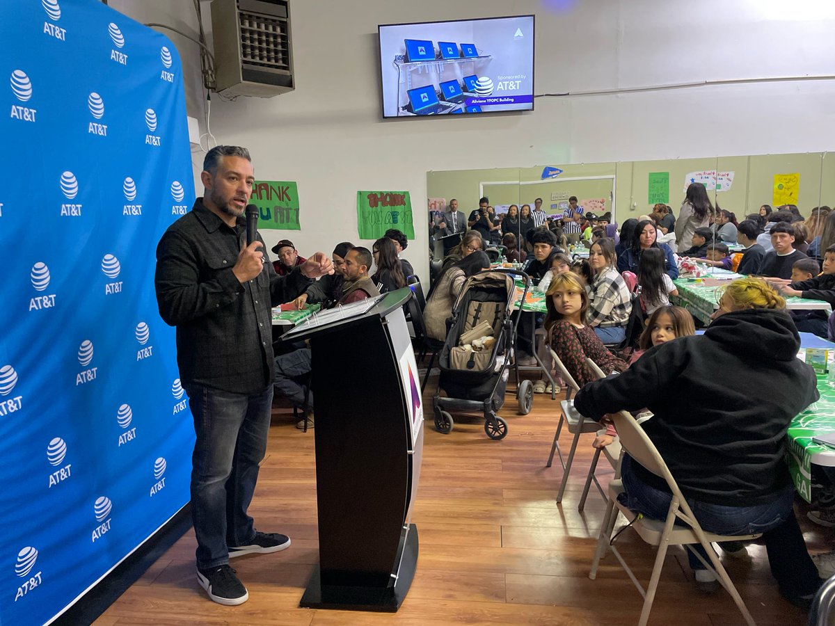 CesarJBlanco's tweet image. Continuing the spirit of giving yesterday, I had the pleasure of helping distribute 25 refurbished laptops to residents in need, in partnership with AT&amp;amp;T, Aliviane, and Human-I-T.  

These laptops will give students and community members essential tools for learning, work, and…