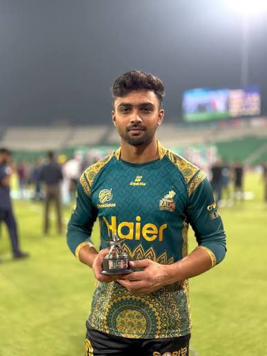 Cleanbowled564's tweet image. zalmi blood Maaz Sadaqat carrying your entire batting lineup 

zalmi blood Sufiyan Muqeem getting you important breakthroughs 

Zalmi blood Ahmed Daniyal finishing games and also getting wickets 

Ae Peshawar Zalmi tera ehsan 🙌🏻