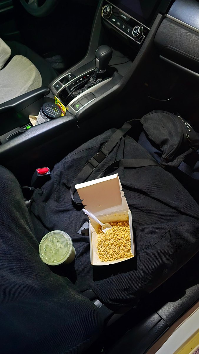 axxaxxpxx's tweet image. Nag Tagaytay at this wee hour para sa pancit canton at iced matcha 😌