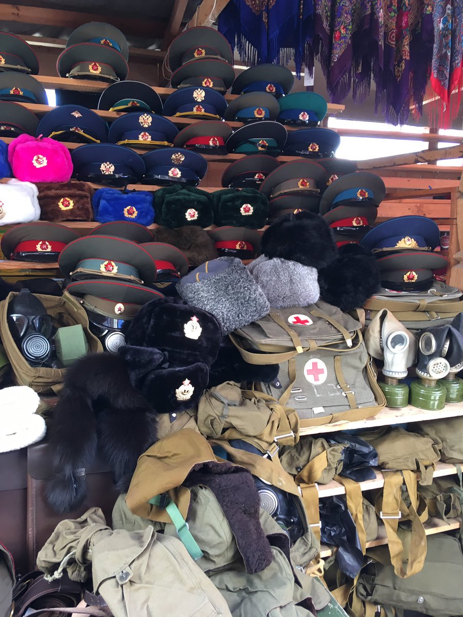 寒くなってきましたね...みなさん、コート🧥や手袋🧤だけでなく、頭もしっかりポカポカさせなきゃですよ？
今年の冬はぜひウシャンカを...

(2019年8月 モスクワにて撮影)