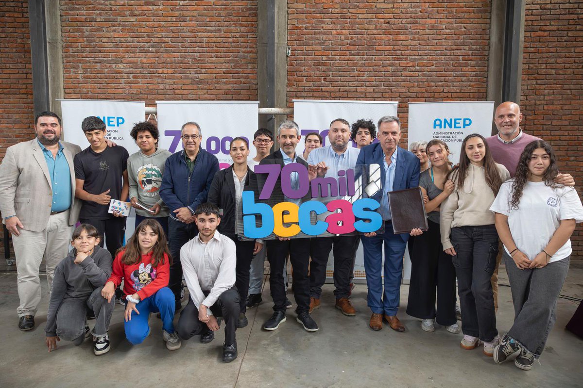 compresidencia's tweet photo. 📚 En este período se incrementarán las Becas Butiá para estudiantes de educación media. 

✅ Se pasará de 14.000 a 70.000 beneficiarios y se incrementará el monto que reciben.

🔗 https://t.co/QyFIA9qq7B https://t.co/MvoxO7zL82