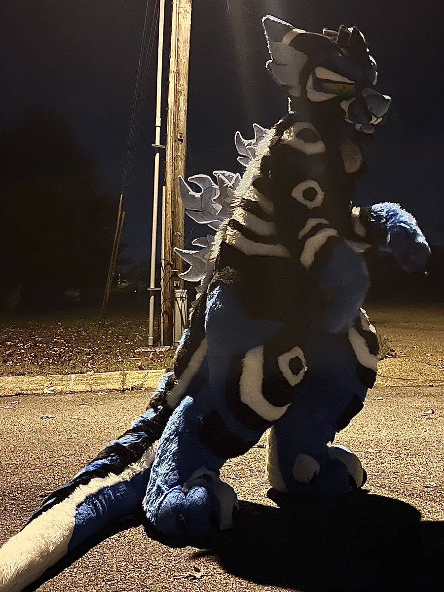 He’s breached containment‼️‼️
Flashback to Halloween when I barely wore my fullsuit but hey I got some pics :3

🌌 #fursuitfriday #fursuit #furry #kaiju 🌌