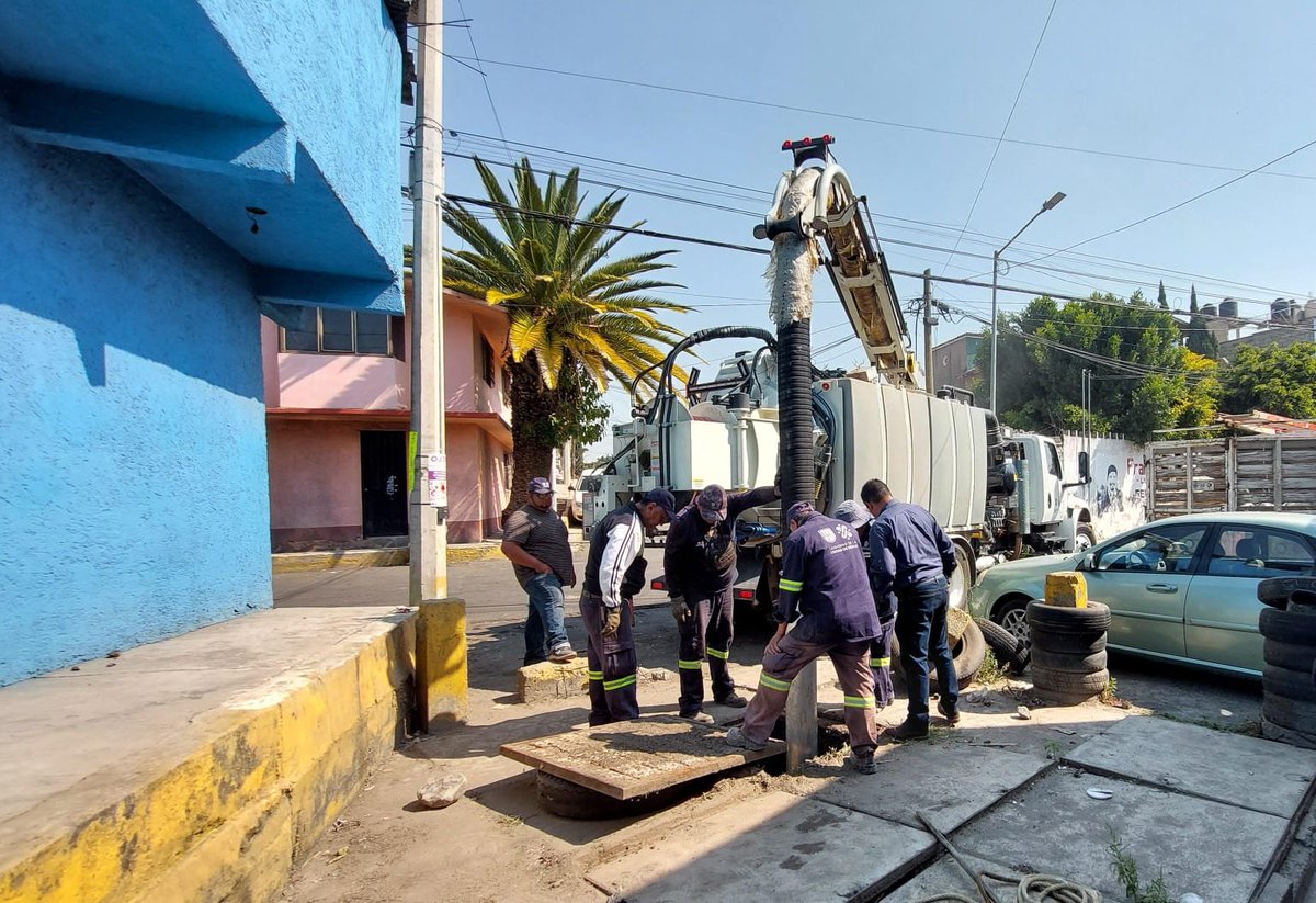 SEGIAGUA's tweet image. #Tlaloque⛈️#BrigadaSEGIAGUA realiza el desazolve del pozo de absorción ubicado en 📍calle Cuauhtémoc y estación Pino Suárez, col. La Polvorilla, @Alc_Iztapalapa.
#OperativoLluvias2025 🌧️