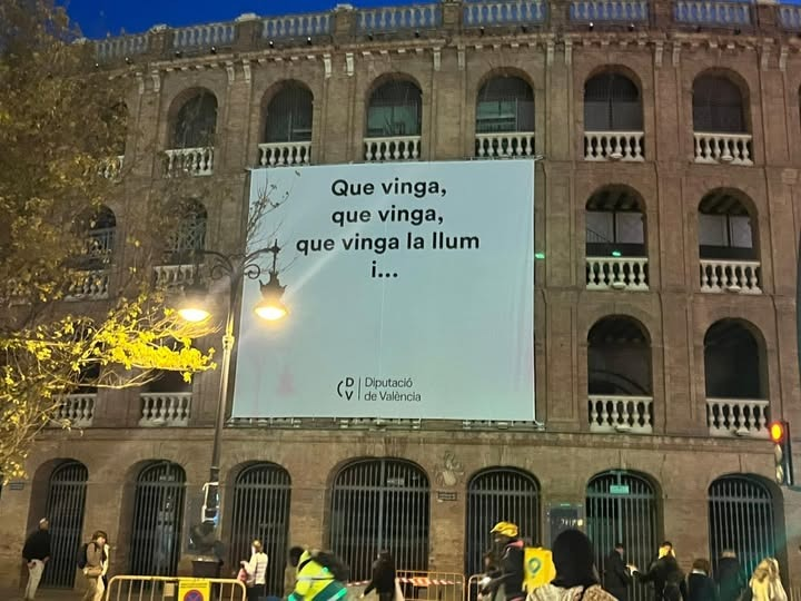La Diputació de Valéncia instala una polémica lona en la Plaza de Toros