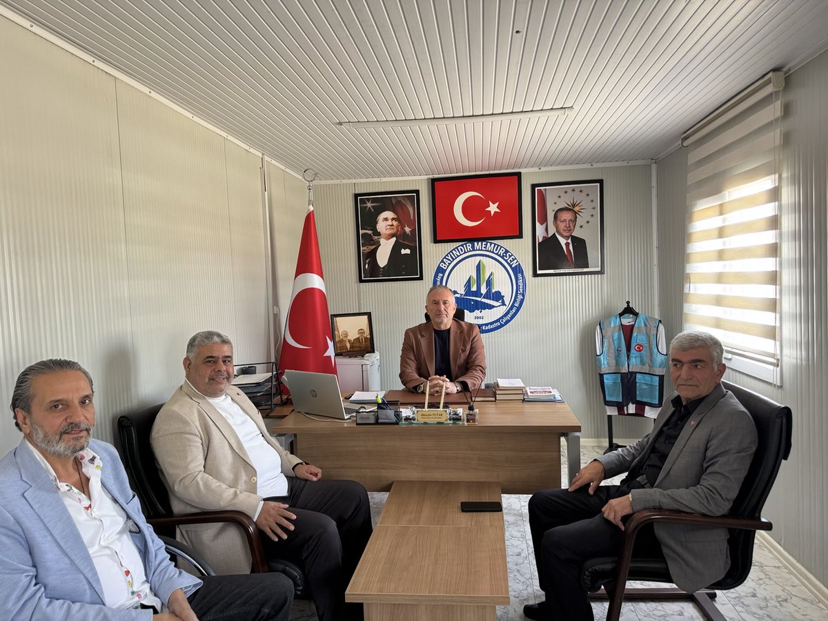 Önceki dönem Ak Parti Reyhanlı İlçe Başkanımız Mehmet Yumuşak ve beraberinde Üçtepe Mahalle muhtarımız Selahattin Atılgan ile Güngör Çiçek   Sendika yerleşkemizde Bizlere ziyarette bulundular. Nazik ziyaretleri için kendilerine şahsım ve teşkilatım adına teşekkür ederim.⁦