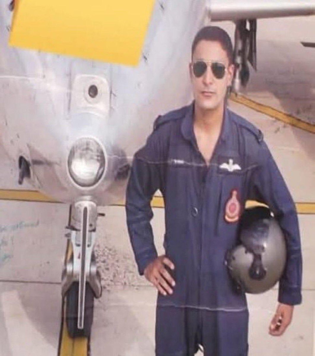 officekiran's tweet image. Deeply saddened at the tragic air crash in the Dubai Air Show of the Tejas fighter pilot -Wing Commander Namansh Syal. May God give strength to his family to bear this irreparable loss.  ॐ शांति शांति 🙏 #Tejas #DubaiAirShow2025