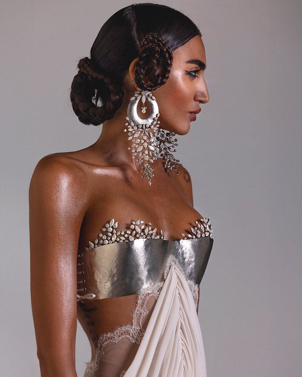 mikhailchamoun's tweet photo. Two visions, one creation. A sculpted metal bodice, fluid drapery, and lace traced by hand! Shifting from structure to softness in a single design.

#MIKHAILBridal https://t.co/N1NMUyespG