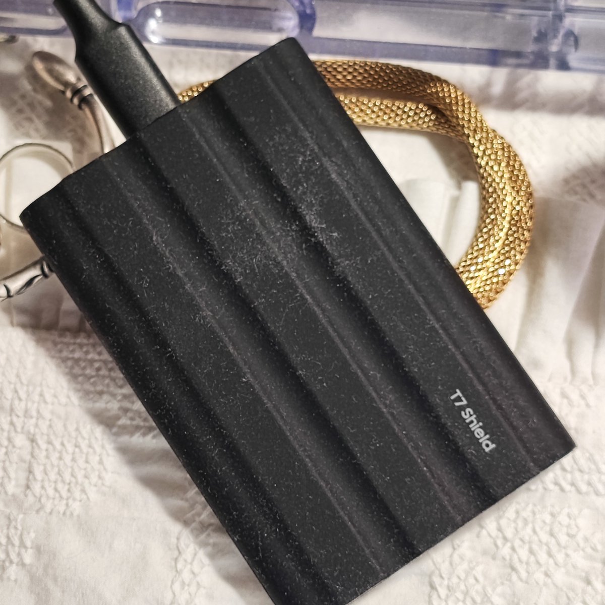 還沒到月底，10月才買的256G Mac 已經掛上三星T7 的尿袋了

這款尿袋2T，說來也怪，去年800大洋買的，今年再看已經1399r 了。儲存還能漲價的，把我搞糊塗了，一直以為它只會逐年掉價…