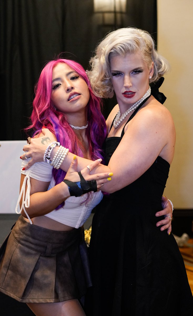 Sinneswandel3's tweet photo. The genre is Australian wrestlers with their sweethearts from Japan. https://t.co/DngRb5LnKj