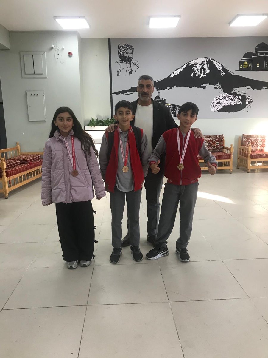 Atlеtizm Kros Yıldızlar kategorisinde il birincisi olan öğrencilerimizi ve öğretmenimizi tebrik ederiz.<a href="/agrimem/">AĞRI MEM</a> <a href="/hasan_kokrek/">Hasan Kökrek</a> <a href="/aatilla04/">Abdullah Atilla</a>