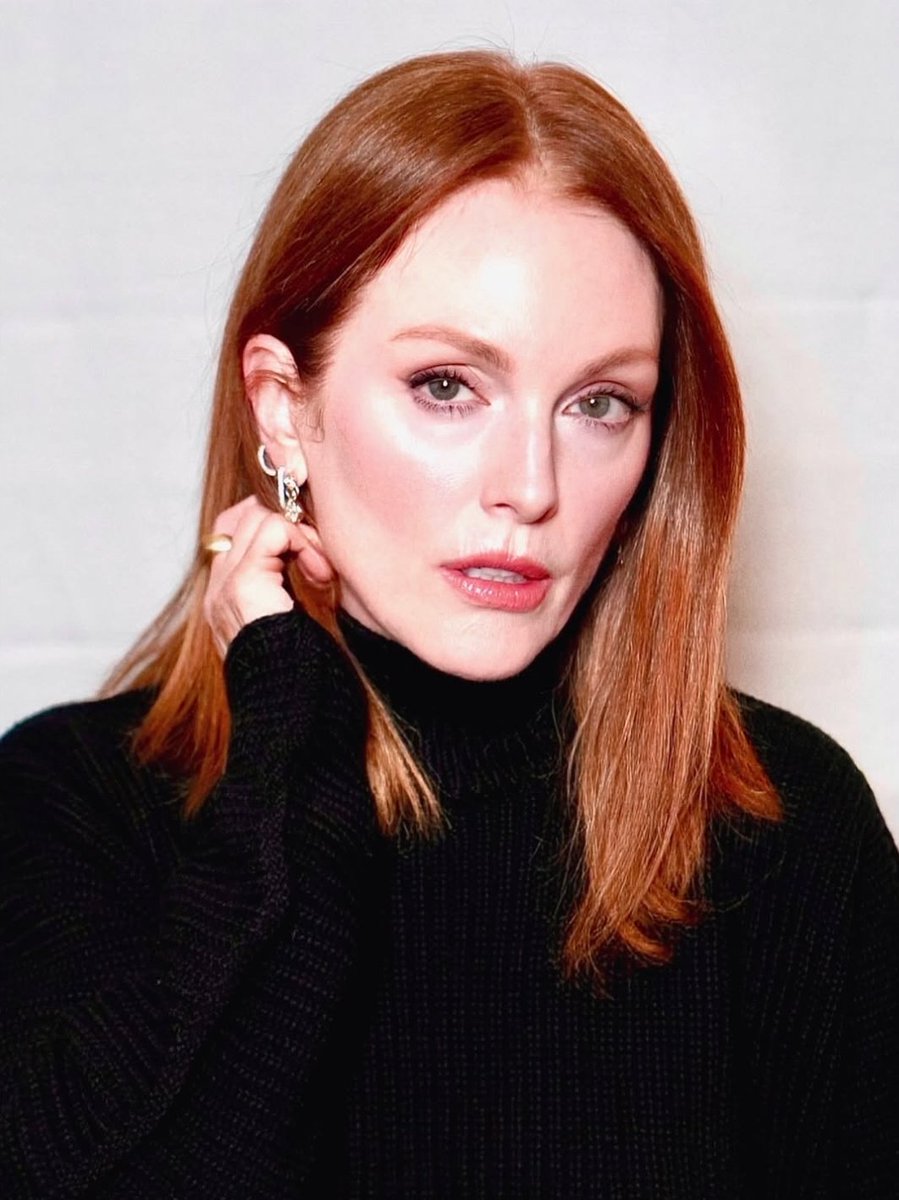 daily julianne moore tweet media