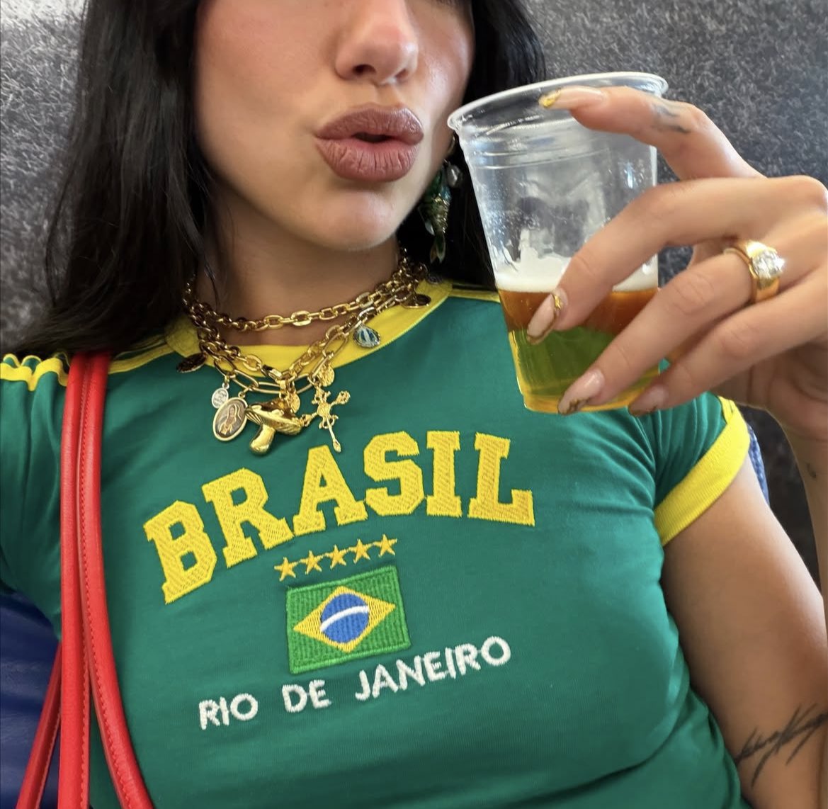 Sbnraa's tweet image. achava tao feia essa camiseta e agora por causa dela acho a coisa mais linda do mundo 😭😭😭😭