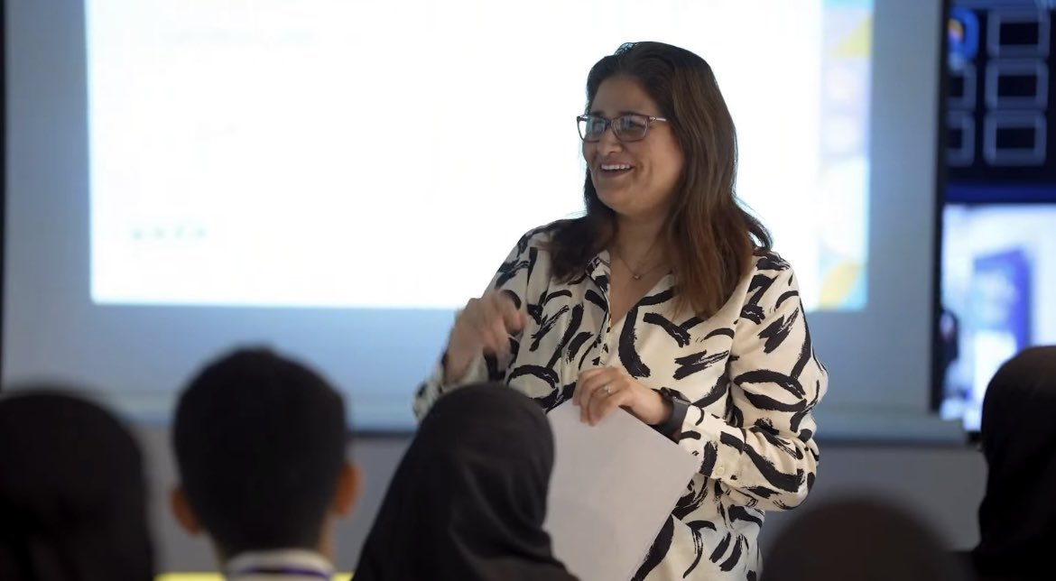 Shaimaalwatani's tweet image. ثلاثة أيام قضيتها مقدمةً لورشة تدريب الكتابة على القصة القصيرة ضمن مسابقة ( نكتب بالعربية )، عادت لي ذكريات طفولتي في مركز سلمان الثقافي، حين كنت أجلس على مقاعد تقديم المسابقات السنوية لكتابة القصة القصيرة والمقال. 
أخبر  الطلبة المتأهلين، كم هم محظوظين بهذه التجربة!