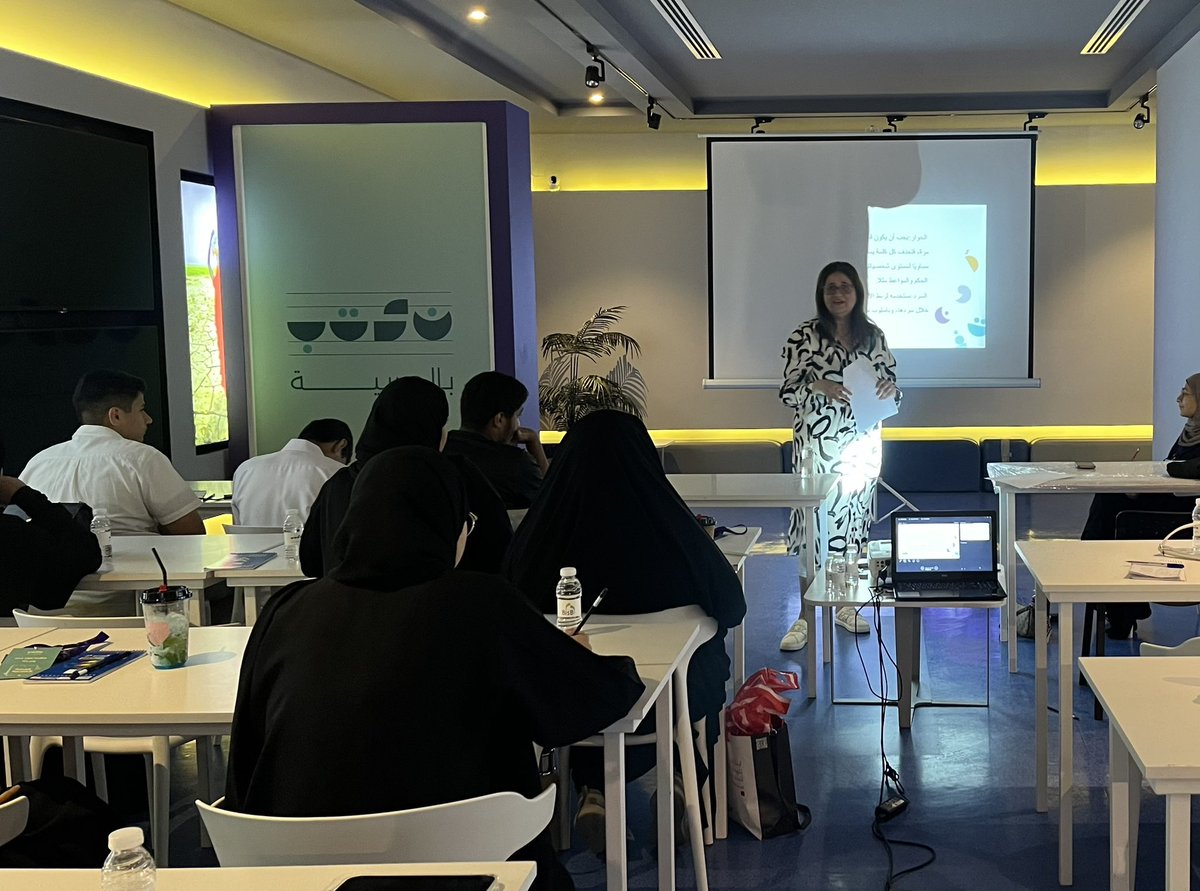 Shaimaalwatani's tweet image. ثلاثة أيام قضيتها مقدمةً لورشة تدريب الكتابة على القصة القصيرة ضمن مسابقة ( نكتب بالعربية )، عادت لي ذكريات طفولتي في مركز سلمان الثقافي، حين كنت أجلس على مقاعد تقديم المسابقات السنوية لكتابة القصة القصيرة والمقال. 
أخبر  الطلبة المتأهلين، كم هم محظوظين بهذه التجربة!