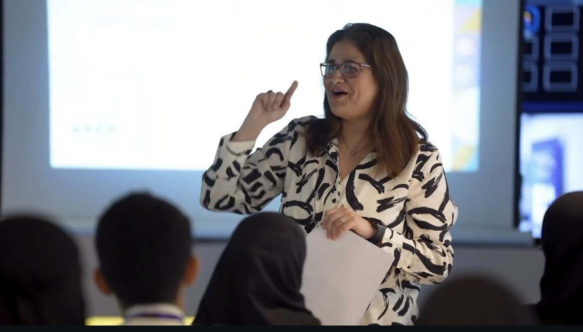 Shaimaalwatani's tweet image. ثلاثة أيام قضيتها مقدمةً لورشة تدريب الكتابة على القصة القصيرة ضمن مسابقة ( نكتب بالعربية )، عادت لي ذكريات طفولتي في مركز سلمان الثقافي، حين كنت أجلس على مقاعد تقديم المسابقات السنوية لكتابة القصة القصيرة والمقال. 
أخبر  الطلبة المتأهلين، كم هم محظوظين بهذه التجربة!