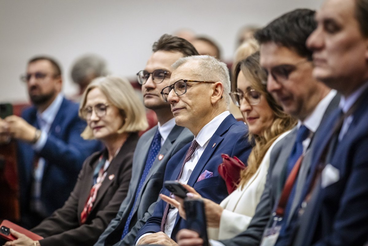 ⭐️Wieczór Znanych Polaków, to dodatkowe wydarzenie w ramach pierwszego  Światowego Zjazdu Polonijnych Środowisk Medycznych „Save a Life” promujące polską kulturę i patriotyzm. 

🎤Moderatorem spotkania była senator <a href="/A_GorgonKomor/">Agnieszka Gorgoń-Komor</a> , a uczestniczyli w nim: 
✔️ <a href="/presidentwalesa/">President Lech Wałęsa</a> -