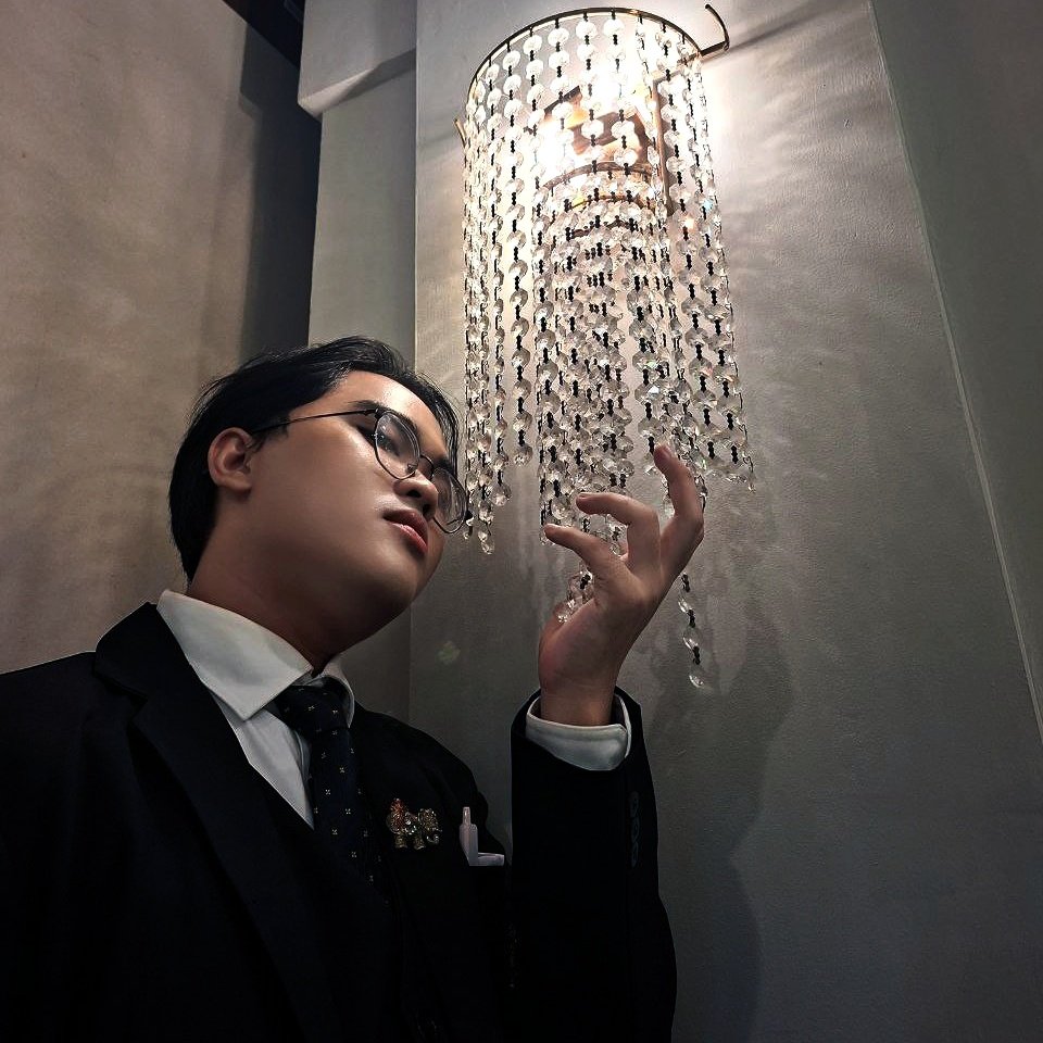 i pluck constellations from their weeping, the chandelier remembers when it was sky.
#NewProfilePic