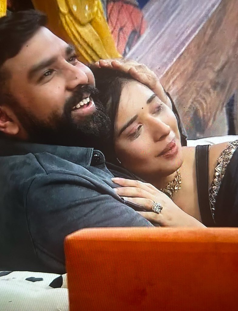gokubhai2sra2's tweet image. A heartwarming twist in the game 💖 
TANYA AMRITESH IN BB19