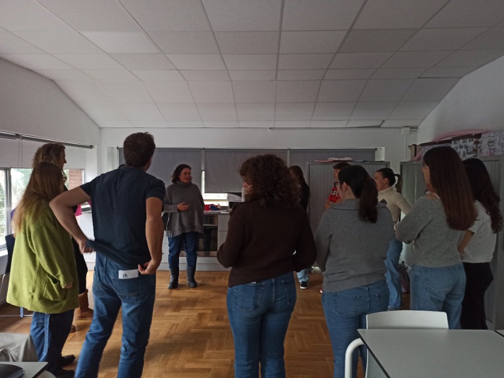 IES1Gijon's tweet photo. 🛟 El alumnado de los ciclos formativos de la Familia Profesional de Servicios Socioculturales y a la Comunidad (Educación Infantil, Promoción e Igualdad de Género e Integración Social) participó en las charlas-taller impartidas por la ONG ACCION SIN FRONTERAS https://t.co/Hz7nmLkuRD