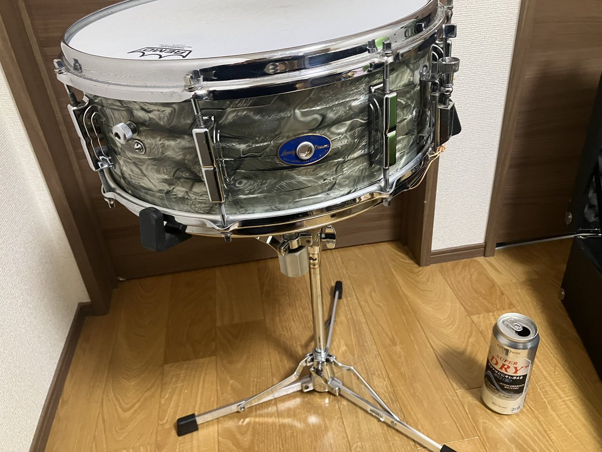 Ibuki_drum's tweet photo. 今夜はleedvをおつまみに一杯!ww
これ、多分1965年モデルっぽいんですけど、結構近代的な音がなる不思議なスネアです!使いやすい!✨
#leedy #drums https://t.co/iBxKi0t3ot