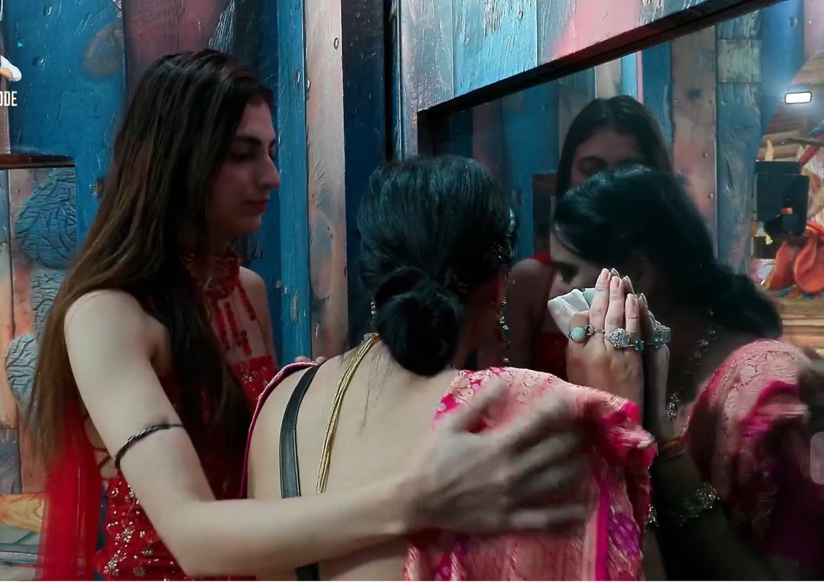 MisBeauty2210's tweet image. Appreciate where its needed whether genuinely or acting but hana consoled Tanya thanks for this gesture😭♥️
We are not like other fandoms We always praise if someone does even a pinch for her we are grateful just like her🧿

TANYA AMRITESH IN BB19 

#BiggBoss19 #BB19 #TanyaMittal