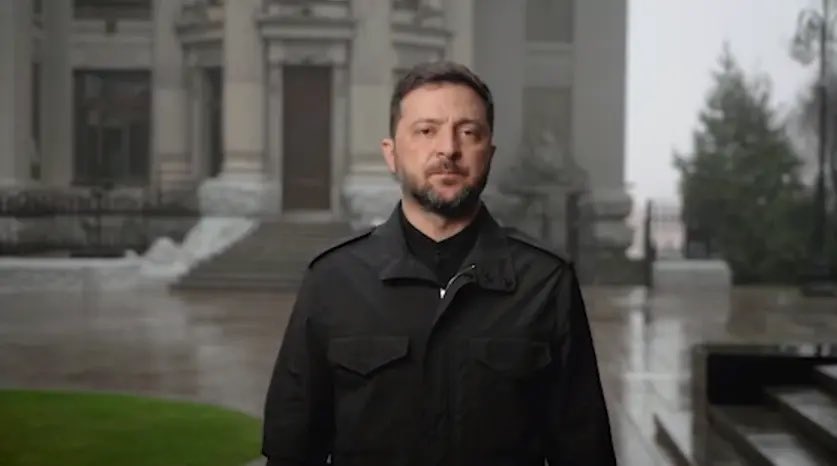 wbeke's tweet image. Het zogenaamde vredesplan komt neer op één boodschap: Trump verwacht niets meer of minder dan een regelrechte capitulatie van Oekraïne. Door de politieke en militaire druk op te voeren en Zelensky volledig vast te binden en te chanteren, probeert hij hem in een hoek te drijven en…