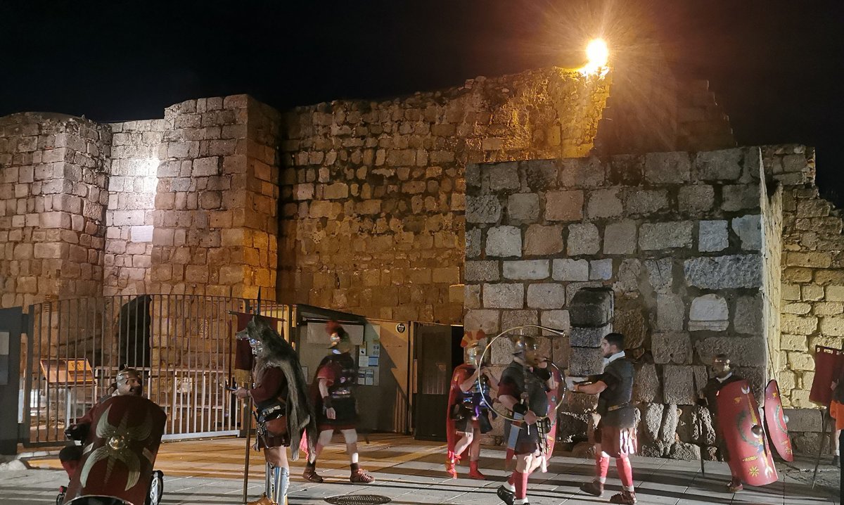 Salir a andar por Mérida escuchado <a href="/RomaAeternaFM/">Roma Aeterna Podcast</a>, el capitulo Venganza Romana en Hispania. Ir por el puente romano y que se confunda el audio con la realidad al toparse con el llamamiento de un cornu.. Mejor contexto para escuchar a <a href="/PijusMagnificvs/">Iban Martín</a> es difícil!