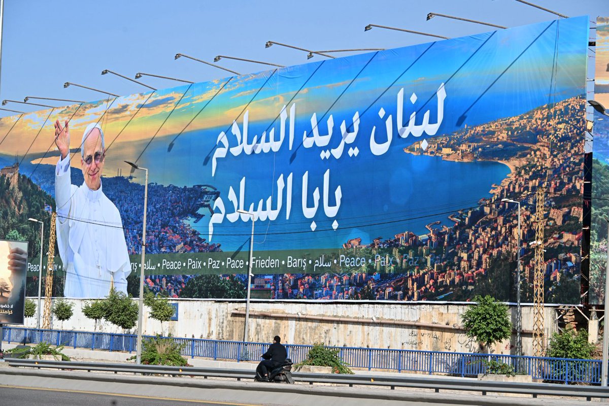 تشهد سماء لبنان ترقباً كبيراً لوصول قداسة البابا لاوون الرابع عشر في زيارة رسولية تحمل معها دلالات روحية ووطنية عميقة، وتأتي في وقت يواجه فيه لبنان تحديات اقتصادية وسياسية ووجودية غير مسبوقة.
#عهد_جديد_للبنان 
#سلم_السلاح