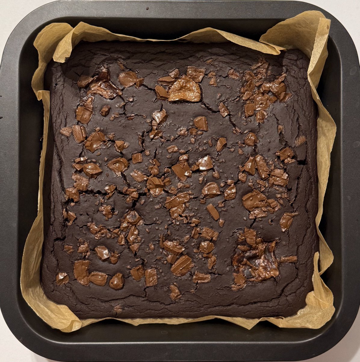 v4in_ak1's tweet image. crackly top just like on real brownies ^w^
except this one is 100 cals for one slice (9 slices all)
