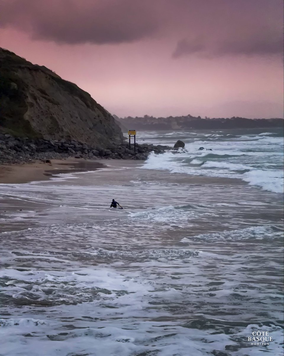emporioefikz's tweet photo. À l’instant, les couleurs du ciel en cette fin de jour depuis la plage d’Ilbarritz
#bidart #cotebasque #ilbarritz #sunset https://t.co/sglpxKKyQV