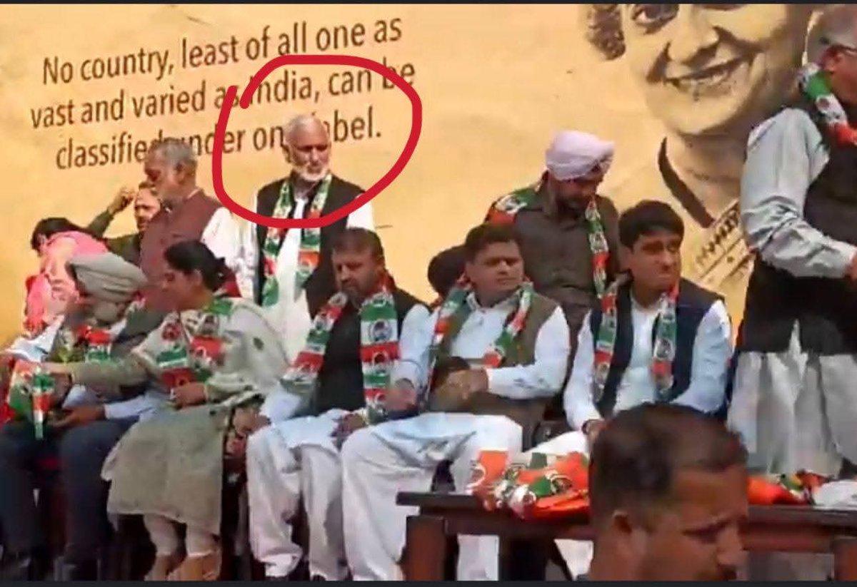 RuheelMalik's tweet photo. saying that even a dog cannot digest ghee.
GM Saroori ,whom Azad Sahib gave so much respect and took along with him, raising him to great heights, look at his condition today In the Congress, he is not even given a proper seat, and if they do give him one, it is only at the back. https://t.co/b5zOJSkxRt