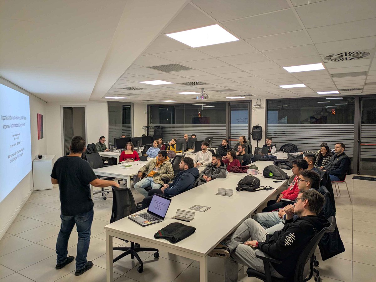 sourcesense's tweet image. Grande adesione al #meetup mensile di @roma_js! Davanti a una sala pienissima, Emiliano Pisu ha spiegato come costruire delle web app con i #customElements. Grazie a tutti e tutte per la partecipazione!

#StayTuned per il prossimo appuntamento. . .